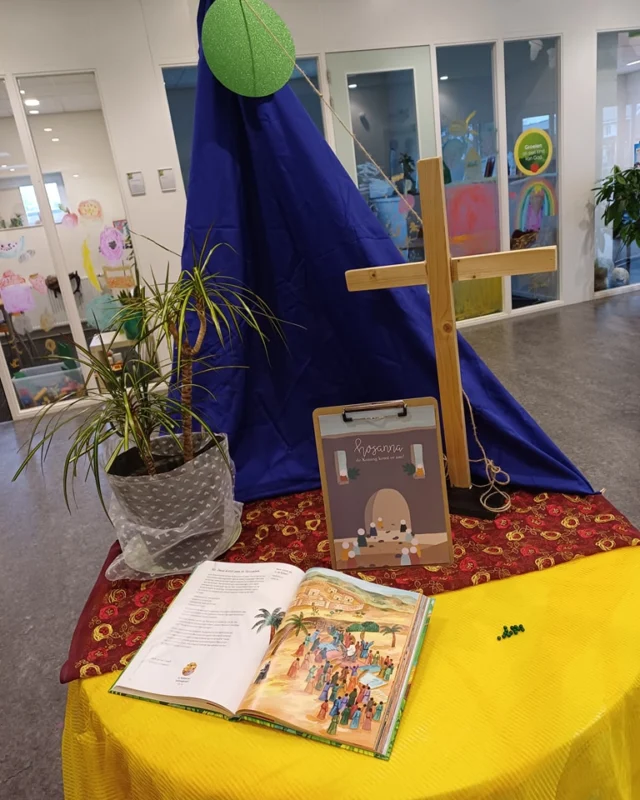 'Samen op weg naar Pasen'.Vanmorgen zijn we weer gestart met de gezamenlijke dagopeningen. Samen met alle kinderen en ouders gaan we op weg naar Pasen.Vanmorgen hebben we het verhaal gehoord van de Here Jezus die onthaald werd als een Koning, maar de mensen snapten er nog helemaal niks van.Dit verhaal kreeg de kleur groen. Groen staat voor het begin. Het begin van de schepping, maar ook het begin van Pasen.De kinderen krijgen allemaal een groene kraal.Aan het einde van de paasverhalen hebben ze een armbandje waarbij elke kraal staat voor een (paas)verhaal.#Noorderbasis #klimop #samenopwegnaarpasen #dagopeningen #metouders #maandagtotenmetdonderdag