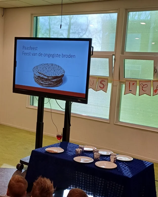 Pasen.Wat zijn we dankbaar dat we elke ochtend de dag met elkaar mogen beginnen. Met alle kinderen, juffen en een heleboel ouders.Samen luisteren naar de bijbelverhalen van Pasen, samen bidden en samen zingen.Gisteren hoorden we het verhaal van het laatste avondmaal, vandaag hoorden we dat de Here Jezus gevangen werd genomen.#Noorderbasis #Klim-op #Pasen2025
