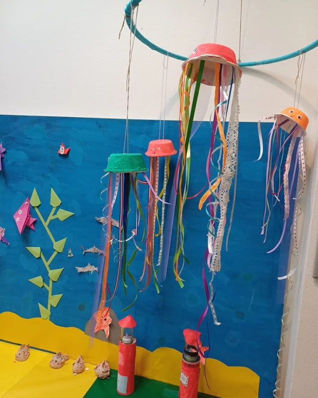 Waan je onder water met de onderbouw. We leren allerlei nieuwe dingen over het leven onder water en over de waddeneilanden.Wist u bijvoorbeeld dat het zeepaardje de enige vis is die rechtop zwemt? Dit hebben de kinderen van groep 1 en 2 vorige week geleerd.