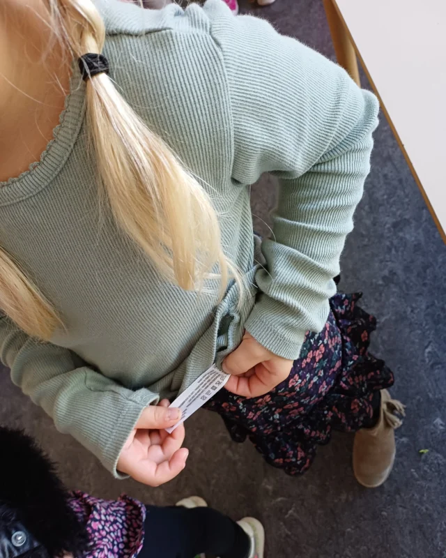 Vragen over hoe je je kleren moet wassen? Of ze wel of niet in de droger mogen? Hoe heet je je kleren mag strijken?Vraag het maar aan de kleuters, zij kunnen je alles vertellen over het waslabel van je kleren💪@noorderbasis