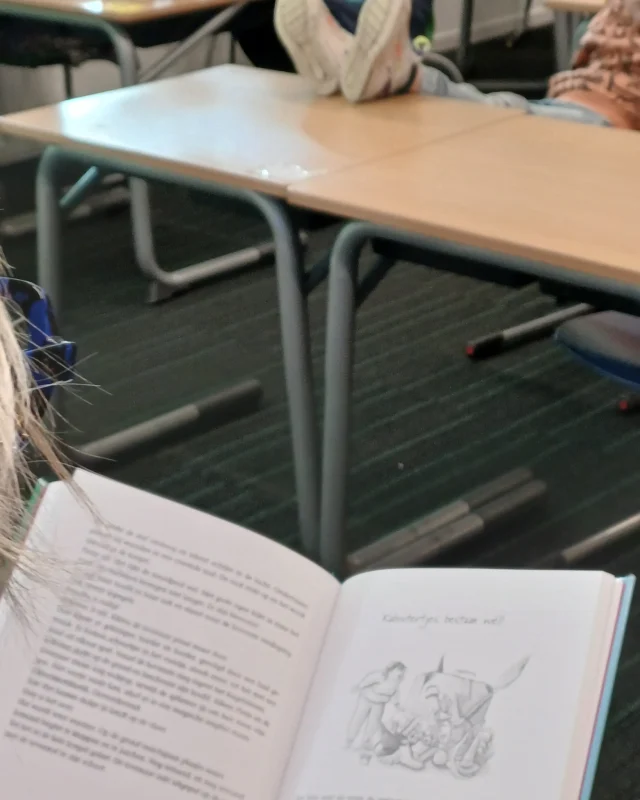 Tingeling, tingeling: de voorleesbel! Pennen en potloden neer, voeten omhoog en lekker luisteren naar juf die voorleest uit een boek🥰.#kinderboekenweek2025 @noorderbasis