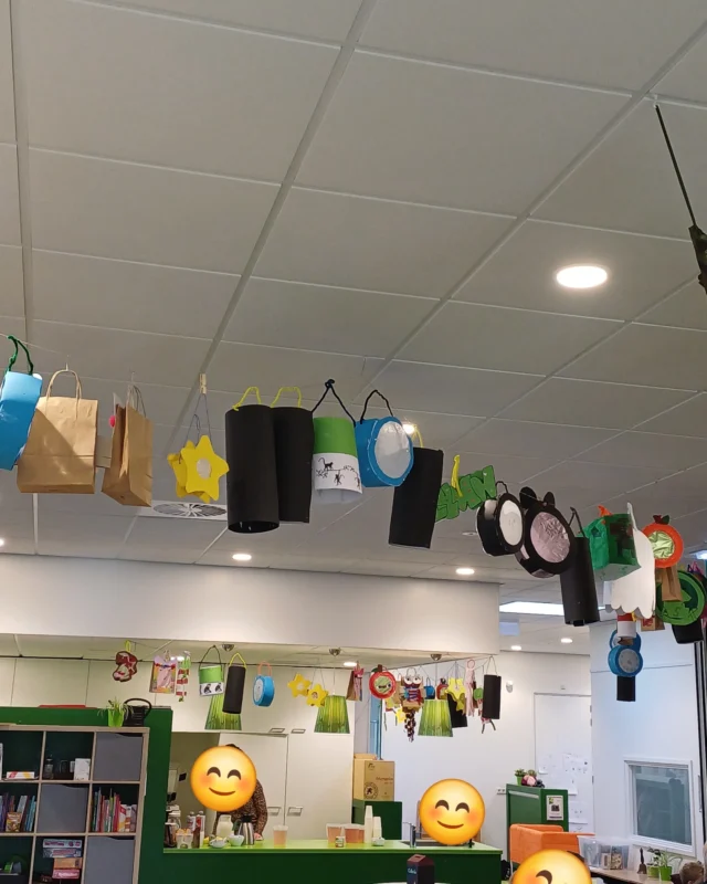 Ze hangen weer: de lampionnen! Mede dankzij hulp van een aantal ouders zijn de lampionnen afgelopen week gemaakt.Tot en met dinsdag zullen de lampionnen, gezellig, in de hal hangen.#sintmaarten #klimop #noorderbasis @noorderbasis