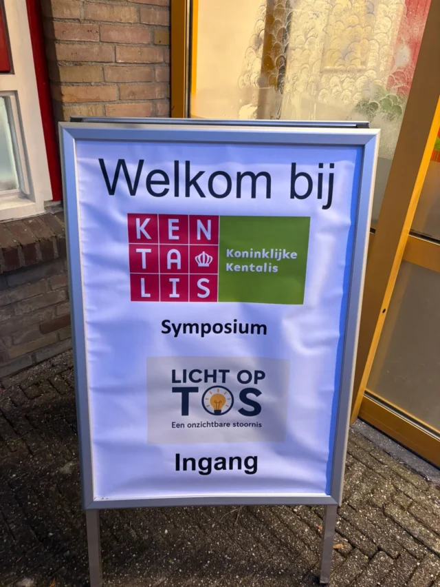 5 van onze collega’s zijn naar het TOS symposium geweest in Groningen. We zijn hier nog meer te weten gekomen over TOS en hoe we dit kunnen ondersteunen door gebaren en tekeningen te gebruiken.